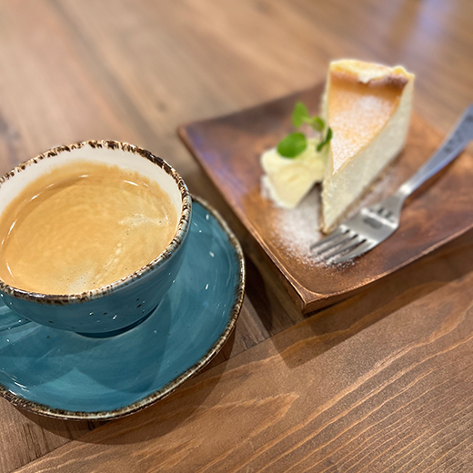 コーヒーと手作りのチーズケーキ